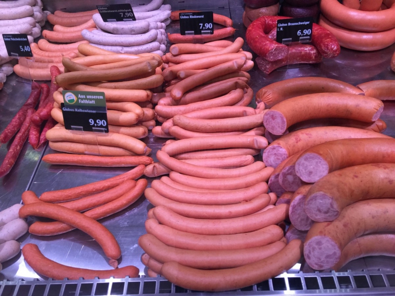 charcuterie-LE LAVANDOU-min_sausages_meat_butchery-1069321